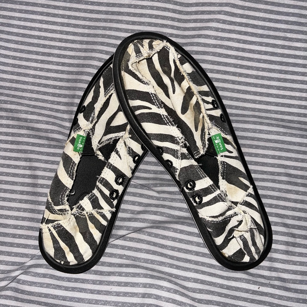 Sanuks. Size 6